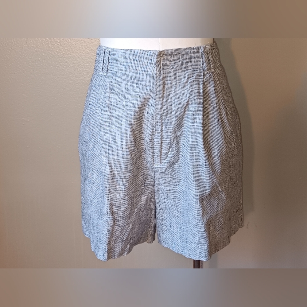 Black & White Short !